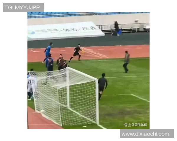 足球明星被困酒店引发粉丝围堵事件现场混乱不堪